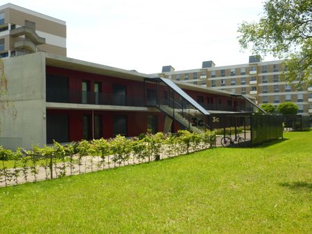 Behind the train station – right at the front! - Photo 2