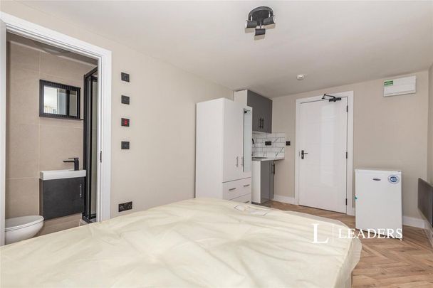 1 bedroom in a house share to rent - Photo 1