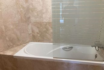 Piso de alquiler en Reyes Católicos, Centro - Sagrario