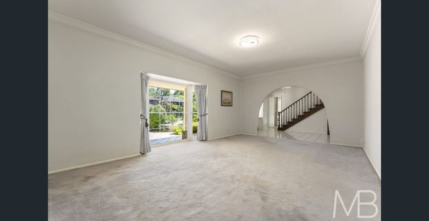 EXQUISITE FAMILY HOME IN GORDON EAST SIDE ENCLAVE - Photo 1