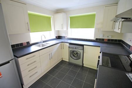 Park Lane, TW5, Middlesex - Photo 4