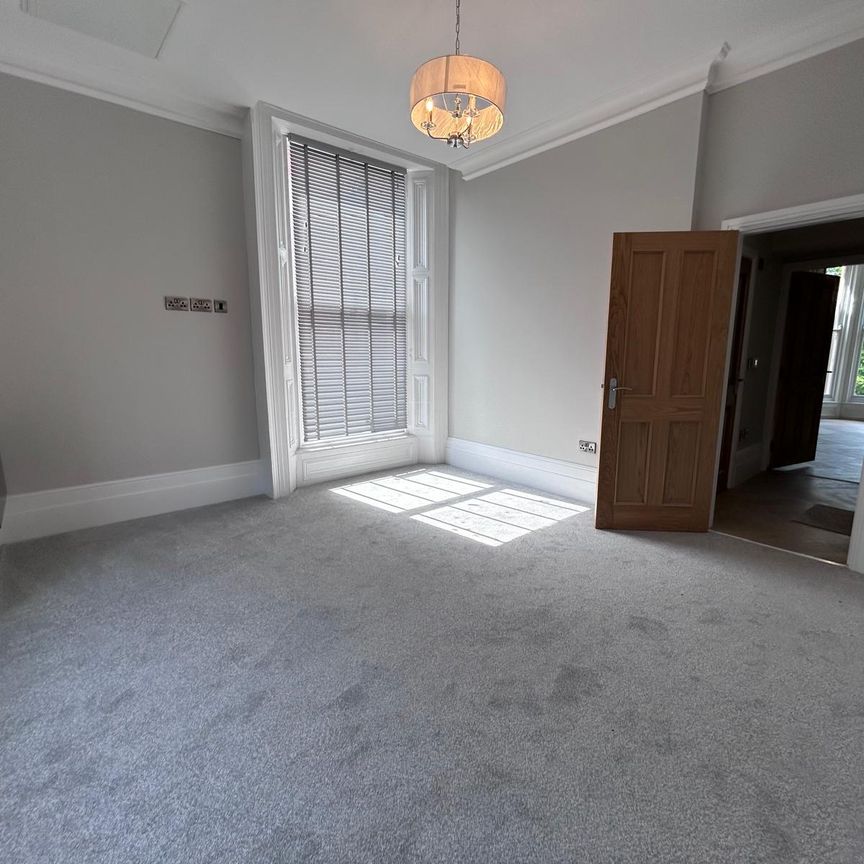 HIGH END CONTEMPORARY GROUND FLOOR 1 BED APARTMENT IN CENTRAL WAKEFIELD - Photo 1