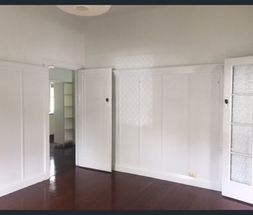 Neat 2 Bedroom Cottage close to Square & Hospital - Water & Garden ... - Photo 4