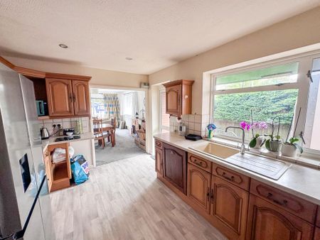 3 bedroom detached bungalow to rent - Photo 2