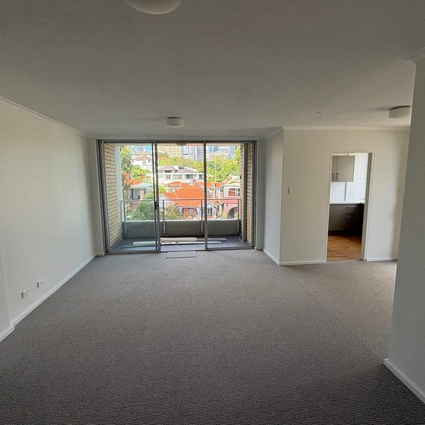 Bright & Spacious 3-Bedroom Apartment Near Train Station - Photo 1