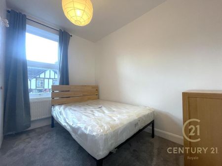 4 bedroom apartment to rent - Photo 3