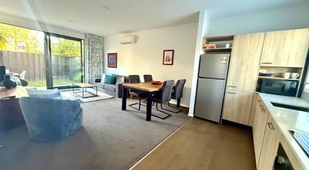 IMMACULATE FULLY FURNISHED INNER CITY APARTMENT! - Photo 2