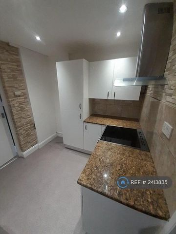 3 bedroom flat to rent - Photo 3