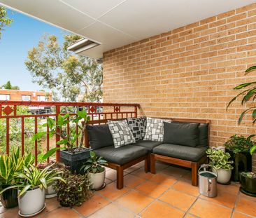 Spacious Two Bedroom Apartment in Convenient Location - Photo 5