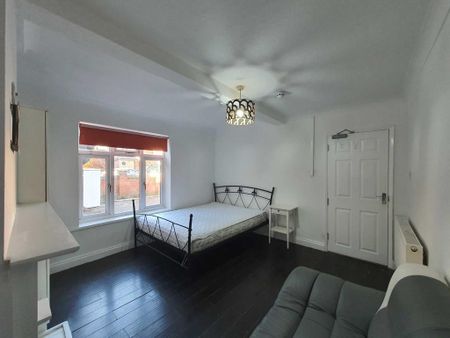 1 bedroom in a house share to rent - Photo 2