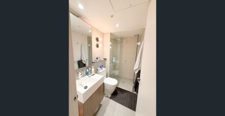 Luxury High-Floor 2 Bed Apartment with Panoramic City Views in Queens Place - Photo 4