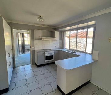 TIDY FAMILY HOME!!! - Photo 4