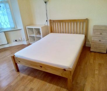 Room in a Shared House, Royston Gardens, IG1 - Photo 3