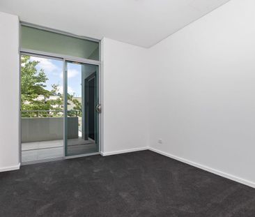 LUXURIOUS TWO-BEDROOM APARTMENT WITH LAP POOL AND DOUBLE GARAGE ON ... - Photo 5