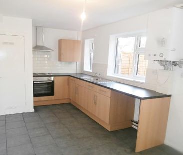 3 bedroom end of terrace house to rent - Photo 2