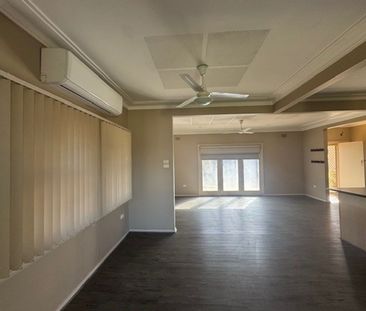 Cosy updated 2-bedroom cottage. - Photo 3