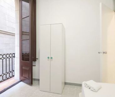 Room in a shared 11-bedroom apartment for rent in El Gòtic, all bills included. - Foto 5