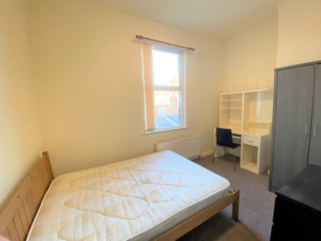 4 bedroom terraced house to rent - Photo 3