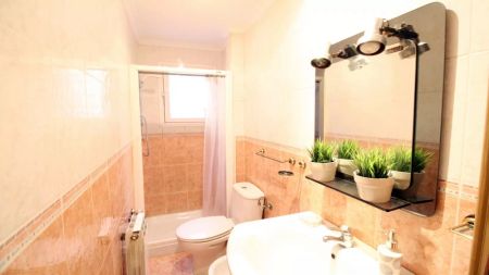 Room in a shared 5-bedroom apartment for rent in Abrantes, professionals and students allowed - Foto 3