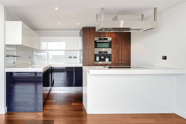 Newly refurbished three bedroom apartment - Photo 1