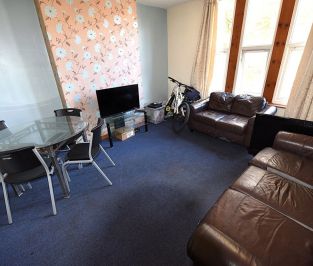 4 bedroom Flat in Flat B, Leeds - Photo 5