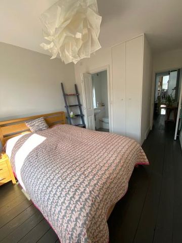 Room overlooking garden with own en suite, convenient for City and West End - Photo 3