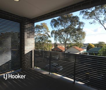 Light filled & Spacious Two Bedroom Apartment ! - Photo 2