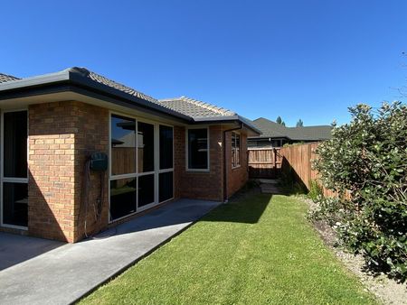 Gorgeous 3 Bedroom Family Home in Northwood! - Photo 2