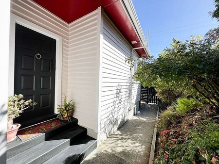 Mid-Century Modern home, 6 minutes from the city - Photo 2