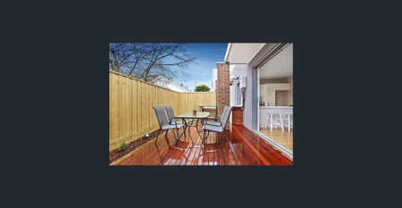Two-Storey Townhouse in Prime Thornbury Location - Photo 5