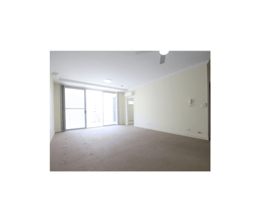 Great location - Top Floor Apartment - Photo 2
