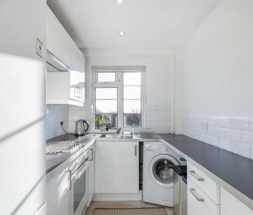 3 bedroom flat to rent - Photo 4