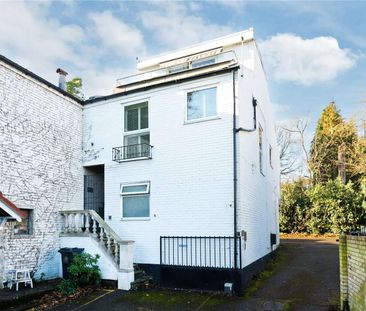 A charming two bedroom apartment with balcony in Ascot. - Photo 2