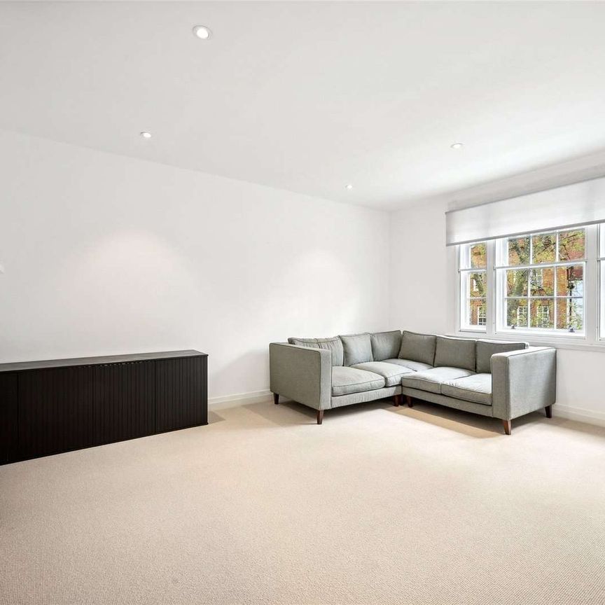 A contemporary apartment set in a well maintained building moments from the amenities of Victoria and Elizabeth Street. - Photo 1