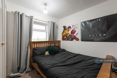 3 bedroom end of terrace house to rent - Photo 3