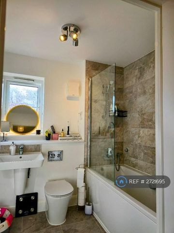 1 bedroom in a house share to rent - Photo 2