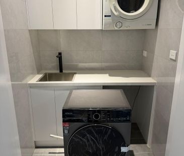 Modern Two-Bedroom Flat with Appliances Included - Photo 2