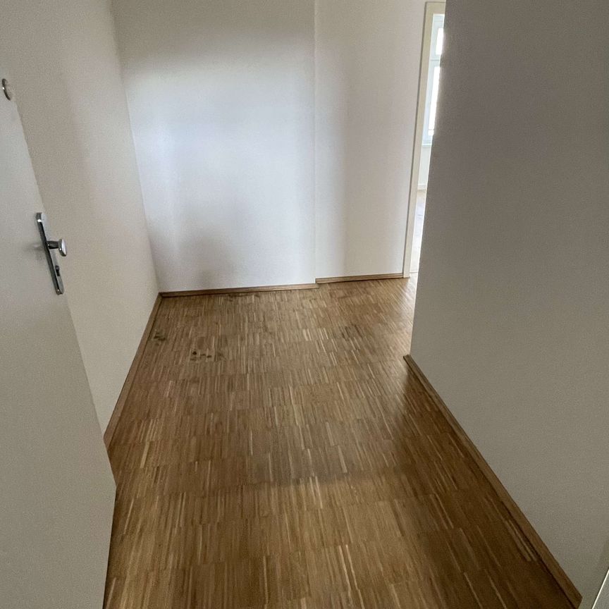 1. OG/ großes Wohnzimmer + Balkon / Stellplatz mögl. ! - Photo 1