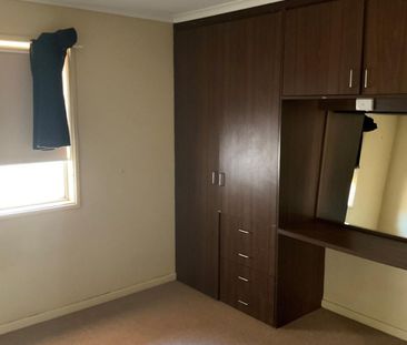 4 BEDROOMS, 1 BATHROOM - Photo 6