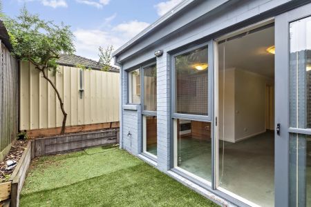 A Spacious One bedroom Apartment with north facing courtyard in the heart of Richmond! - Photo 2