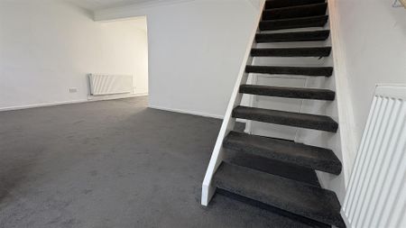 To Let - Photo 2