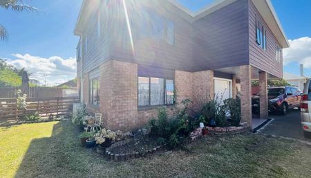 Great location 4 Bedrooms Home in Mt Roskill - Photo 3