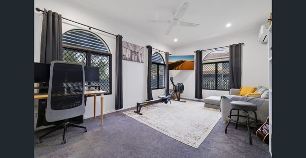 Lowset Family Entertainer with a Pool in Quiet Location - Photo 1