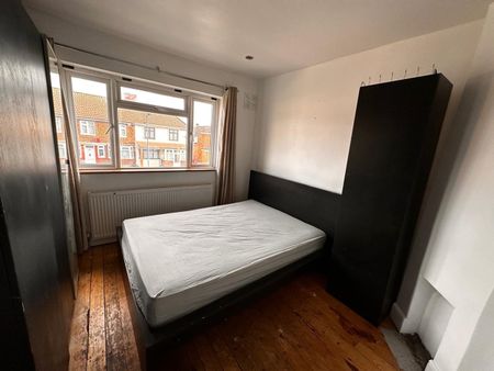 Room in a Shared House, Carlyon Road, HA0 - Photo 3