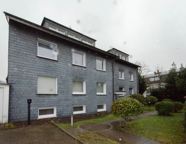 Wohlfühlambiente in ruhiger Lage – Moderne Dachgeschosswohnung mit Terrasse und Klimaanlage - Photo 1