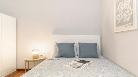 Room in a shared 9-bedroom apartment for rent in l'Antiga Esquerra de l'Eixample, perfect for professionals and students - Photo 3