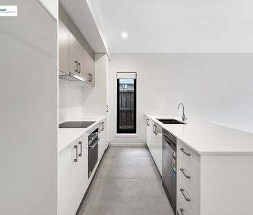 Brand New & Spacious 4-Bedroom Townhouse in Cranbourne - Photo 6