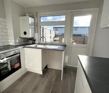 3 bedroom flat to rent - Photo 5