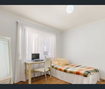 Lovely 3 Bedroom Home, Great Location! - Photo 3