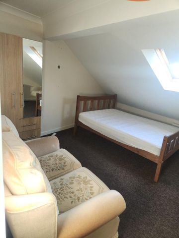 1 bedroom in a house share to rent - Photo 2